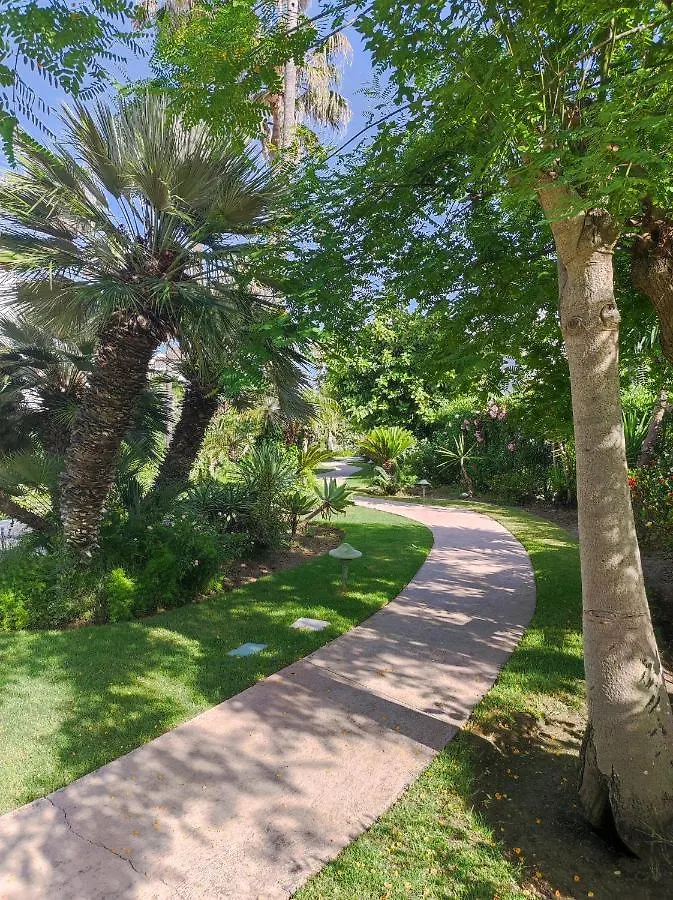 Costalita On The Beach - 3 Bedroom Cosy Apartment Estepona Spain