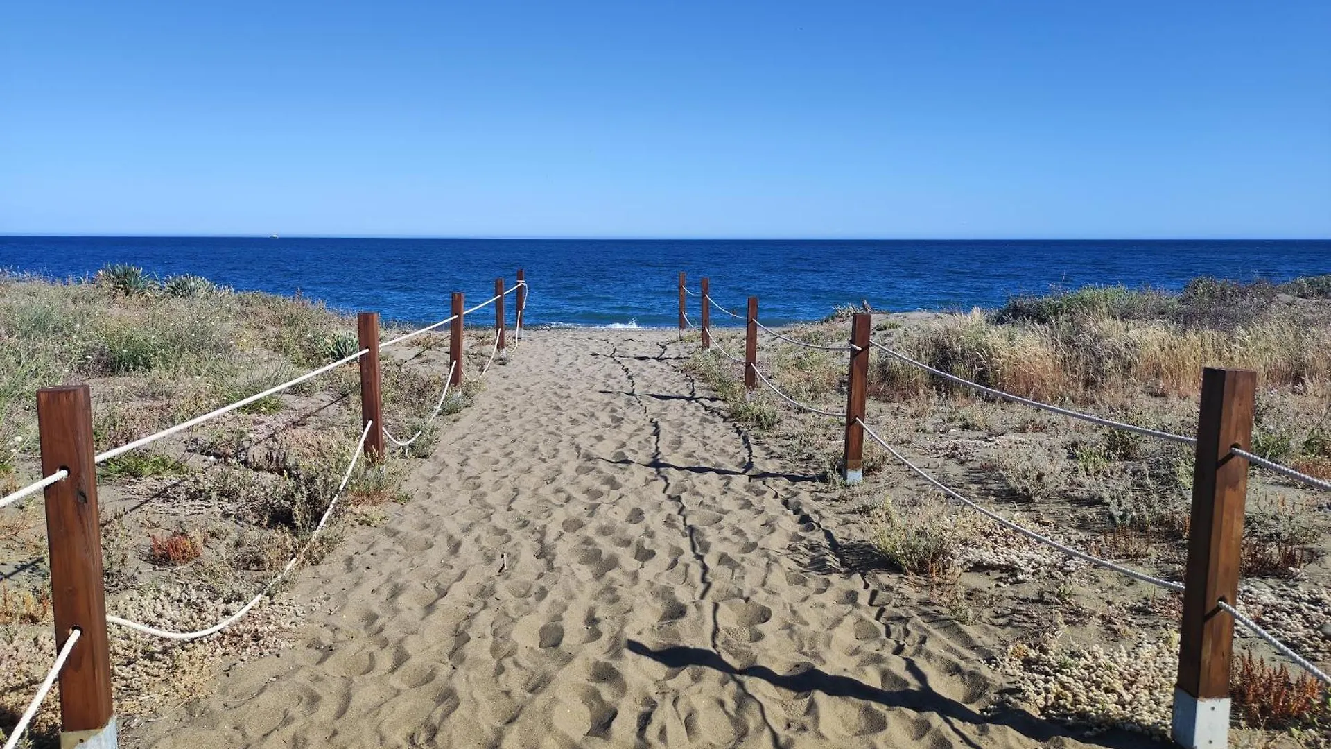 Costalita On The Beach - 3 Bedroom Cosy Apartment Estepona Spain